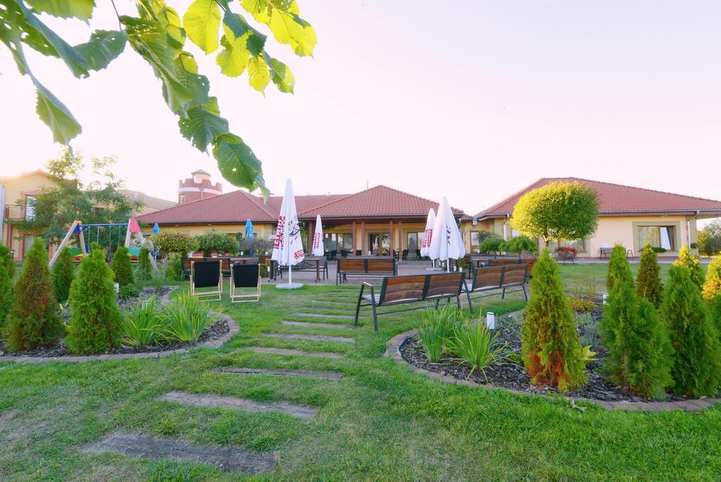 Hotel Daglezja Nad Jeziorem Kornickim Kórnik Buitenkant foto