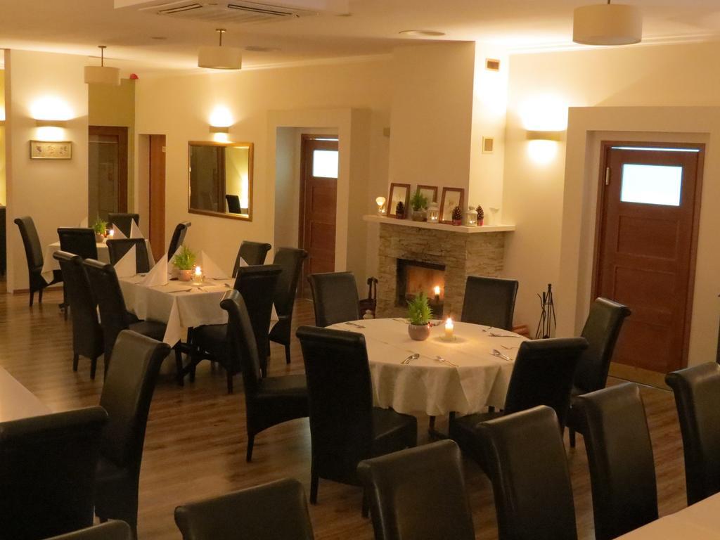 Hotel Daglezja Nad Jeziorem Kornickim Kórnik Buitenkant foto