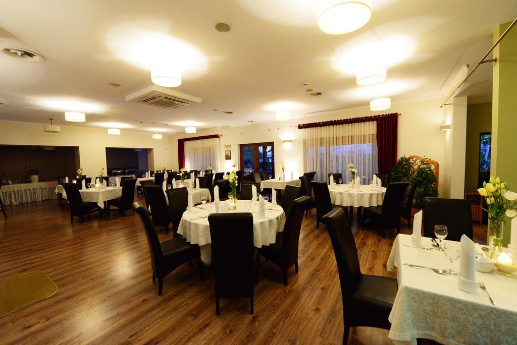 Hotel Daglezja Nad Jeziorem Kornickim Kórnik Buitenkant foto