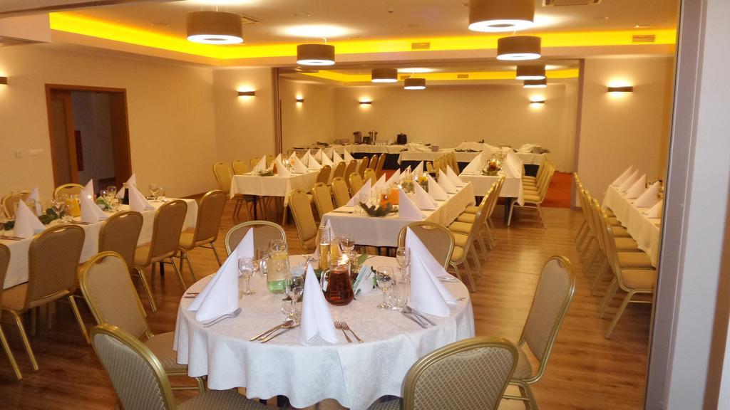 Hotel Daglezja Nad Jeziorem Kornickim Kórnik Buitenkant foto