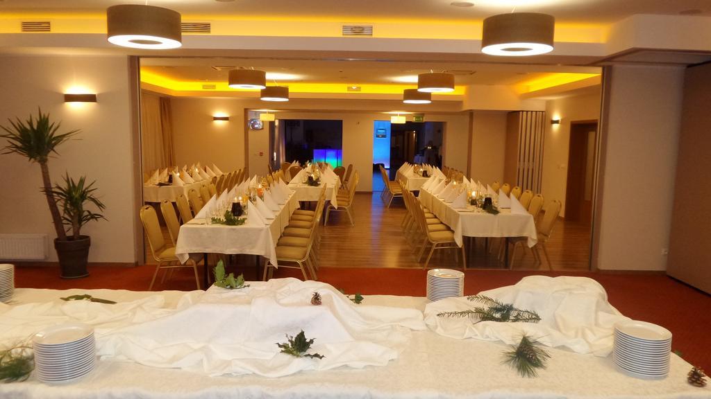 Hotel Daglezja Nad Jeziorem Kornickim Kórnik Buitenkant foto