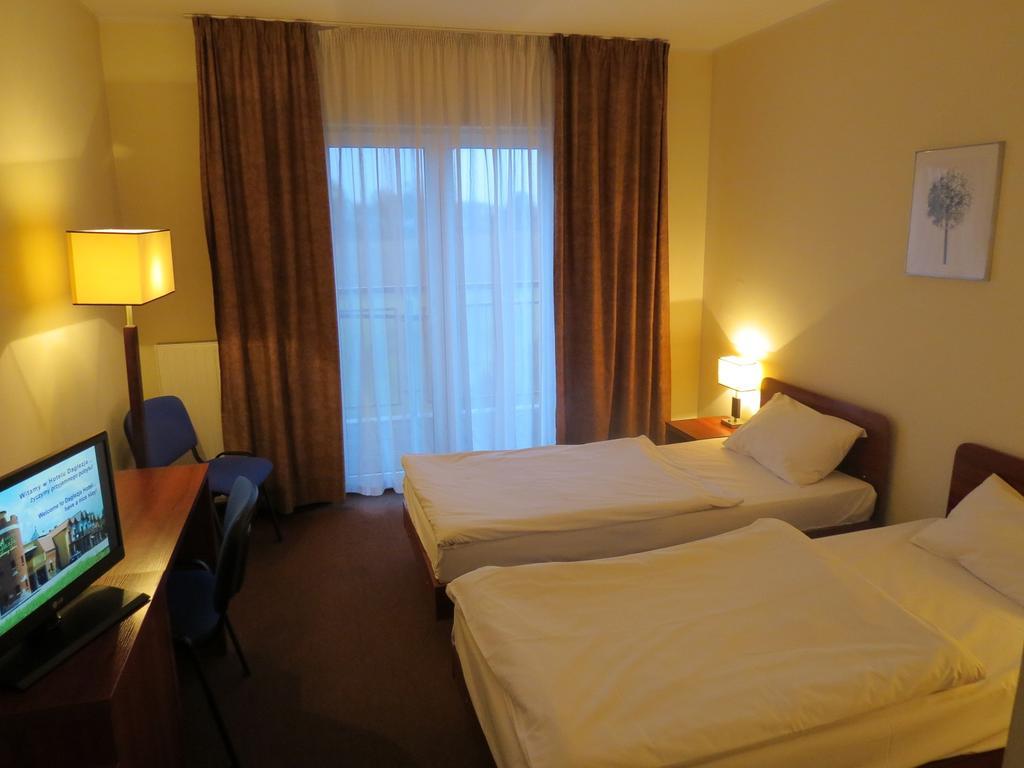 Hotel Daglezja Nad Jeziorem Kornickim Kórnik Buitenkant foto
