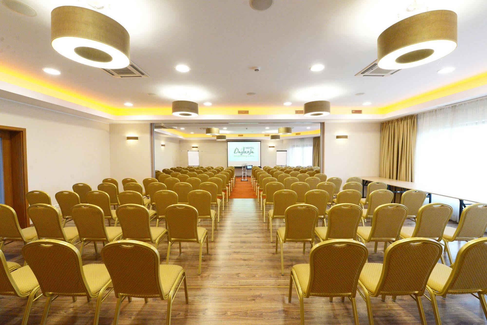 Hotel Daglezja Nad Jeziorem Kornickim Kórnik Buitenkant foto
