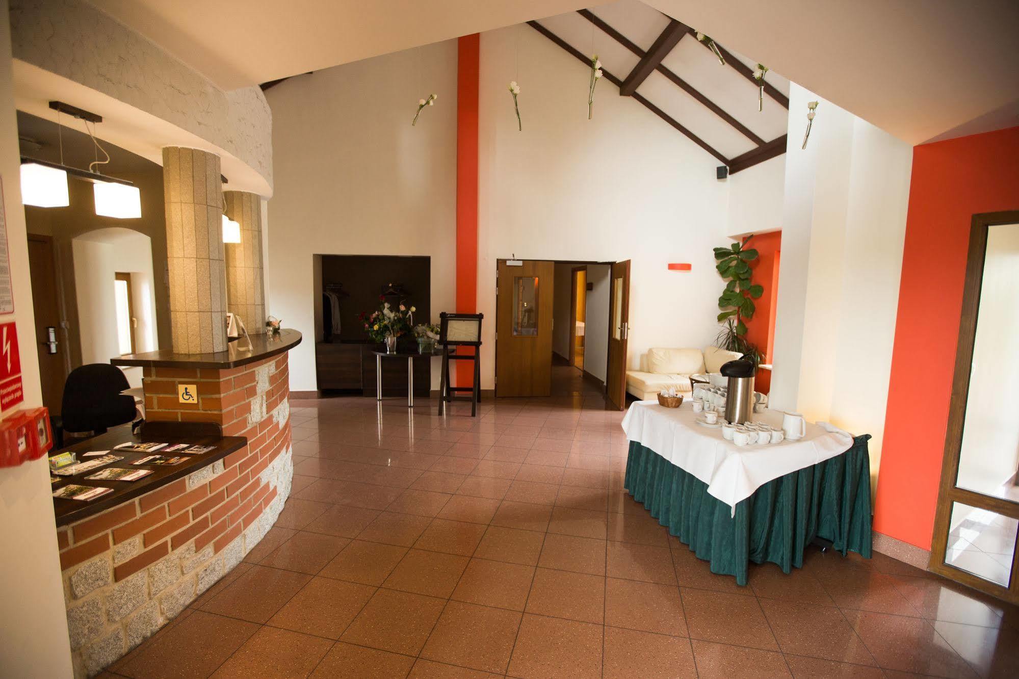 Hotel Daglezja Nad Jeziorem Kornickim Kórnik Buitenkant foto