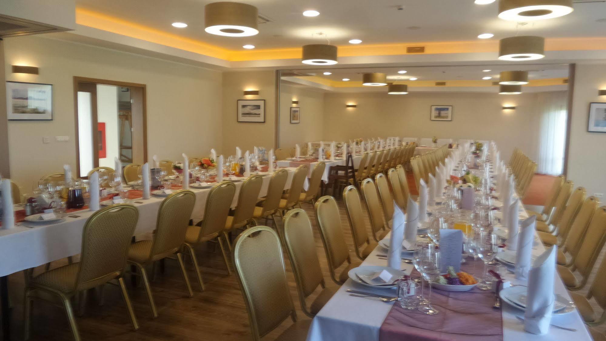 Hotel Daglezja Nad Jeziorem Kornickim Kórnik Buitenkant foto